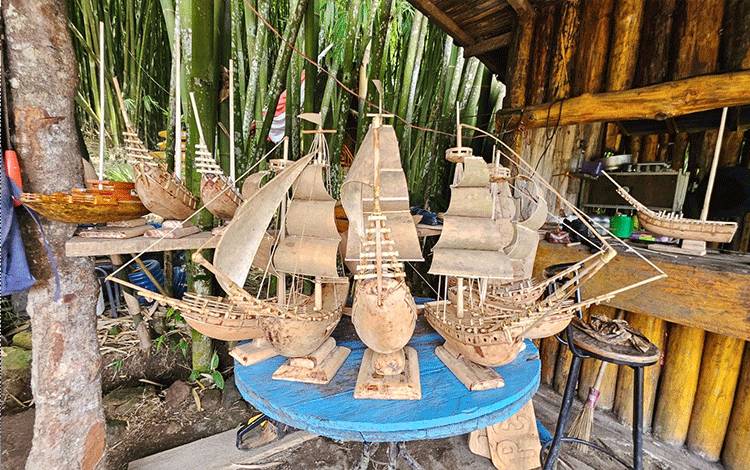 Miniatur-miniatur dari bambu seperti kapal yang menjadi hasil karya masyarakat di Jendela Bambu Leuser. (FOTO: Dokumentasi Prof Rahmawaty untuk Borneonews)