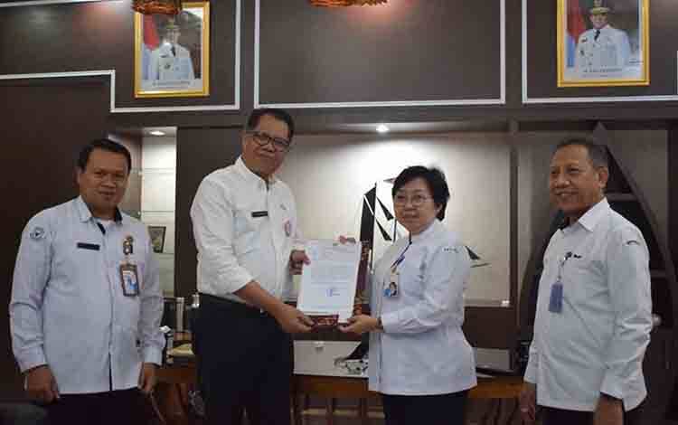 Kepala Dislutkan H. Darliansjah mendukung Pembentukan UPT. BPPMHKP di Kalteng di Kantor Dislutkan Kalteng, Rabu, 22 Mei 2024. (FOTO: DISLUTKAN KALTENG)