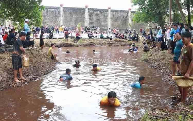 Mangaruhi Budaya Tangkap Ikan Tangan Kosong Kalteng