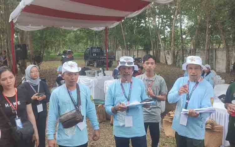 Ketua Dewan Juri lomba mangaruhi Suradji saat menyampaikan arahannya di Halaman GOR Indoor Serbaguna Kota Palangka Raya, baru baru ini. (FOTO: ASEP-EKA)