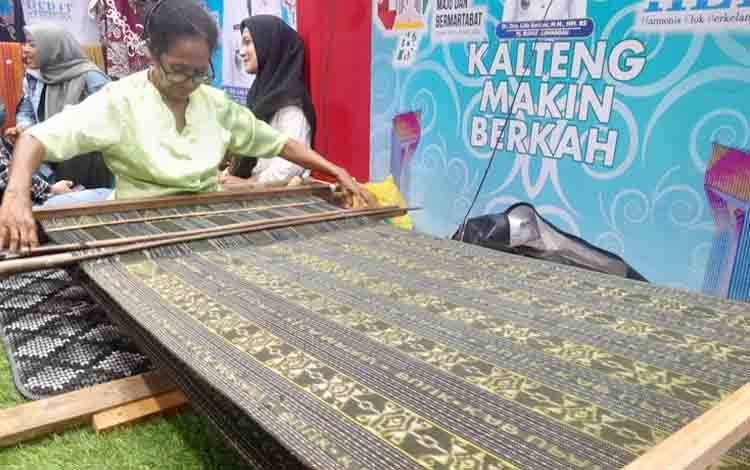 Kain Tenun Lamandau Pertahankan Eksistensi Tradisional