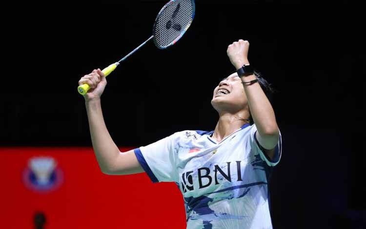 Tunggal putri Indonesia Putri Kusuma Wardani merayakan kemenangan babak 16 besar atas Ratchanok Intanon (Thailand) di babak 16 besar Malaysia Masters 2024 di Kuala Lumpur, Malaysia, Kamis (23/5/2024). (ANTARA/HO/PP PBSI)