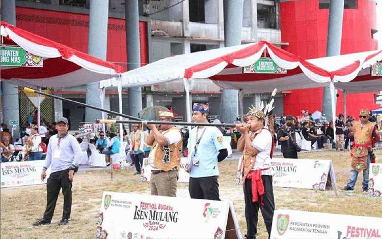 Lestarikan Manyipet Tradisi Berburu Khas Suku Dayak