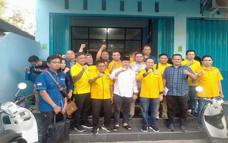Fairid Naparin (baju kuning tiga dari kanan) foto bersama dengan pengurus Golkar dan Partai Demokrat seusai mengikuti fit and proper test, Jumat 24 Mei 2024