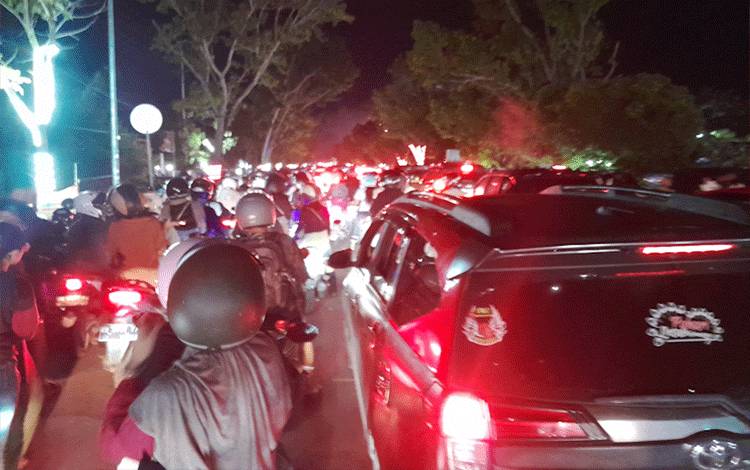 Jalan Tjilik Riwut Palangka Raya Macet di Malam Penutupan FBIM Kalteng 2024
