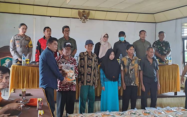Pemkab Kotim Salurkan Bantuan Beras untuk Korban Banjir di Desa Bagendang Tengah