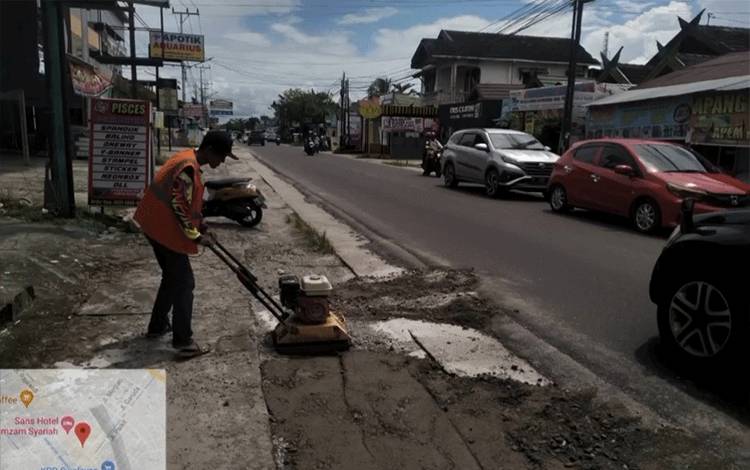 Dinas PUPR Palangka Raya Tangani Bahu Jalan Berlubang di Simpang Rajawali - Garuda