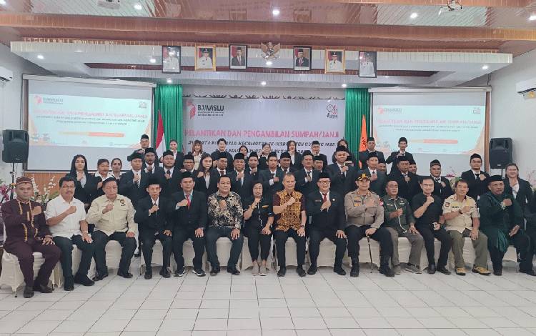Ketua Bawaslu Gunung Mas Yepta H Jinal, bersama Bupati Jaya S Monong, 36 Panwaslu Kecamatan dan lainnya usai pelantikan, Sabtu, 25 Mei 2024. (FOTO: RISKA YULYANA)