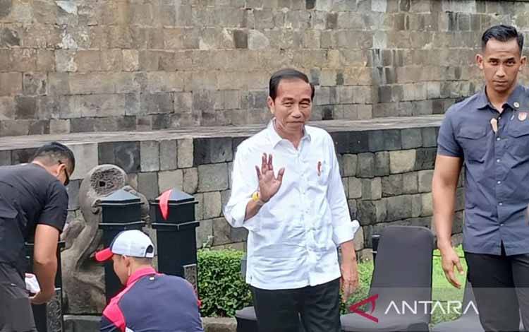 Presiden RI Joko Widodo (Jokowi) mengunjungi Candi Borobudur di Kabupaten Magelang, Jawa Tengah, Sabtu (25/5/2024). ANTARA/Heru Suyitno