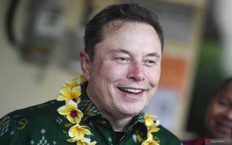 CEO Tesla Inc. sekaligus SpaceX Elon Musk menjawab pertanyaan wartawan usai peluncuran layanan internet berbasis satelit Starlink di Puskesmas Pembantu Sumerta Klod Denpasar, Bali, Minggu (19/5/2024). ANTARA FOTO/Muhammad Adimaja/YU (ANTARA FOTO/MUHAMMAD ADIMAJA)