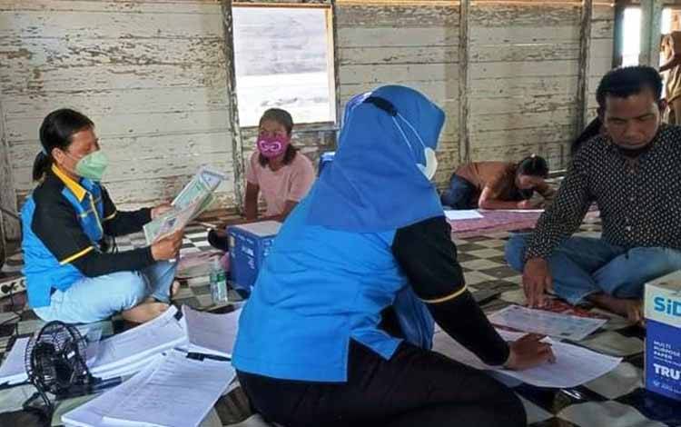 Sejumlah pegawai Disdukcapil melayani masyarakat terkait kepengurusan dokumen administrasi kependudukan di Kecamatan Menthobi Raya. (FOTO : HENDI NURFALAH)