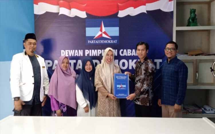 Partisipasi Kaum Perempuan, Sri Umi Daryatun Daftar ke Sejumlah Partai Maju Pilkada Kapuas