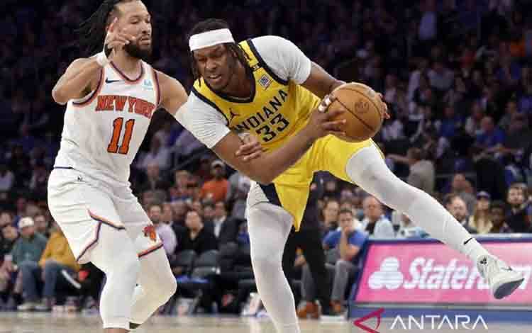 Pemain New York Knicks Jalen Brunson (11) melakukan pelanggaran terhadap pemain Indiana Pacers Myles Turner (33) pada pertandingan putaran kedua playoff Wilayah Timur di Madison Square Garden New York, Senin (6/5/2024). ANTARA/Getty Images via AFP/Sarah Stier/am.