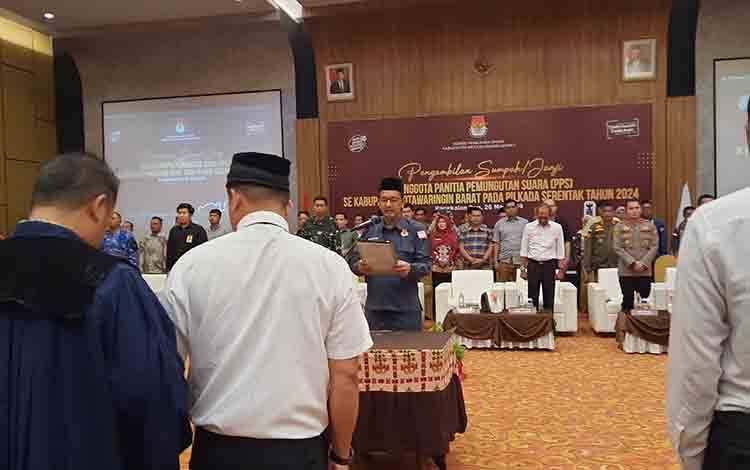 Ketua KPU Kobar saat melantik anggota PPS Kabupaten Kotawaringin Barat pada Pilkada? Serentak 2024. (FOTO: DANANG)
