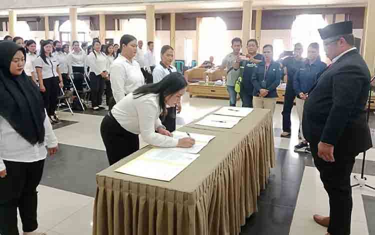 KPU Barito Timur Lantik Ratusan PPS untuk Pilkada Serentak 2024