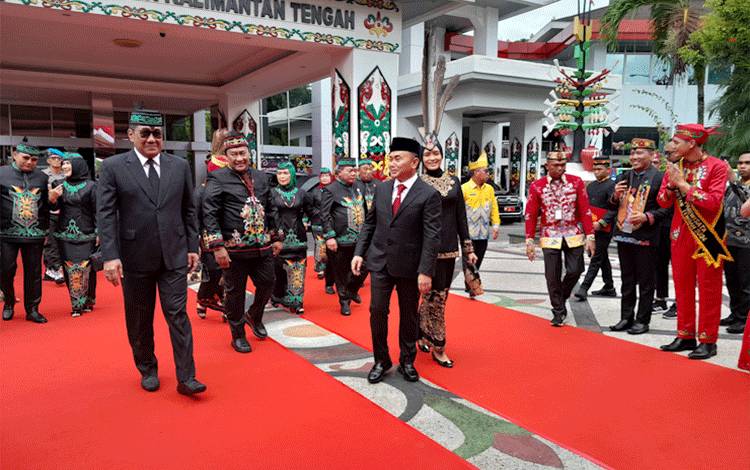 Pelaksanaan kegiatan upacara HUT Provinsi Kalteng Ke-67 tahun, bertempat di halaman Kantor Gubernur Kalteng, pada Senin,27 Mei 2024 pagi (Foto:MARINI)