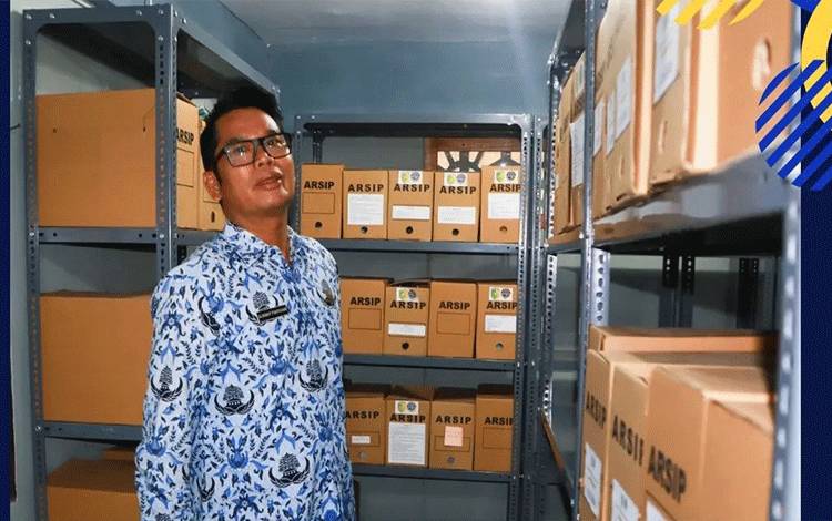 Kadishub Palangka Raya, Alman P Pakpahan meninjau ruang record center. (FOTO: HUMAS)