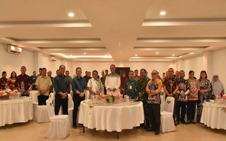 Pj Bupati Kapuas, Erlin Hardi dan jajaran bersama Dirjen PDP Kemendes PDTT RI, Sugito saat acara ramah tamah di Aula Rujab Bupati, tadi malam. (FOTO: IST)