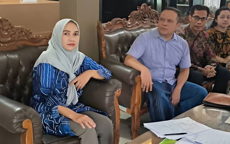 Anggota Komisi B DPRD Palangka Raya Khemal Nasery (dua dari kiri) saat melakukan kunjungan kerja ke DPRD Banjarmasin (Foto : IST)