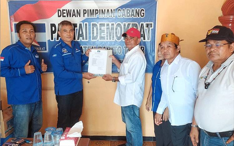 Kader PSI sekaligus anggota terpilih DPRD Barito Timur periode 2024-2029, Kariato, saat menyerahkan berkas pendaftaran Pancani Gandrung ke DPC Partai Demokrat Barito Timur dalam upayanya mencalonkan diri sebagai Bupati Barito Timur. (FOTO: BOLE MALO)
