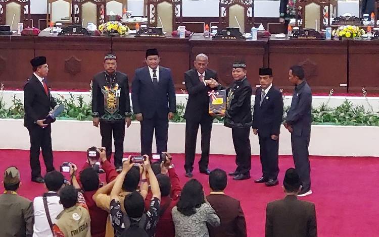 Penyerahan dokumen LHP BPK RI Kepada DPRD dan Pemprov Kalteng yang dilakukan pada Rapat Paripurna ke 3 masa persidangan II tahun 2024 DPRD Kalteng, Senin, 27 Mei 2024. (FOTO: DONNY D)
