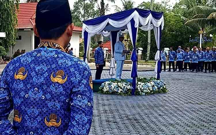 Pj Sekda Barito Utara Jufriansyah menjadi inspektur upacara pada peringatan Hari Jadi ke-67 Provinsi Kalimantan Tengah di halaman kantor bupati Barito Utara, Senin, 27 Mei 2024. (Foto: Dhani)