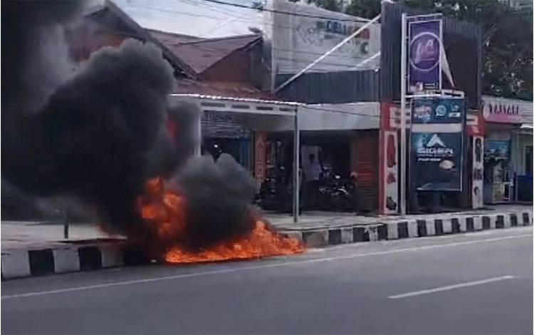 Gempar, Motor Terbakar di Depan Pertokoan Dekat Makodim 1014 Pangkalan Bun