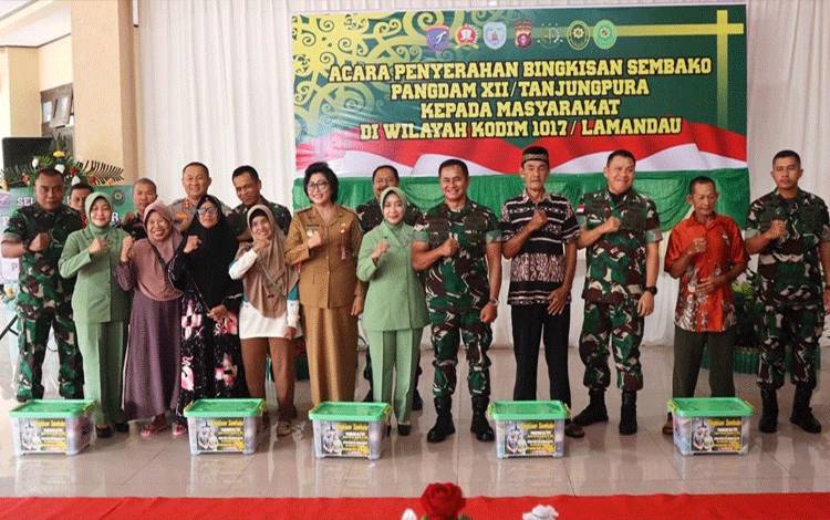 Pangdam dan Pj Bupati Bagikan Ratusan Paket Sembako di Lamandau