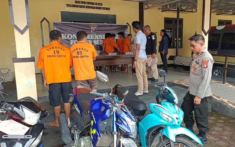 Parkir di Garasi Rumah Yamaha Vixion Raib