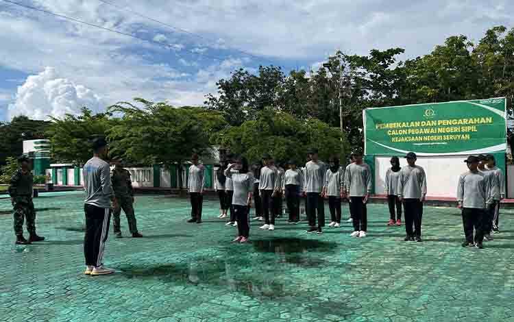 CPNS Kejaksaan Negeri Seruyan saat menjalani pembekalan dan pengarahan sebelum di tempatkan pada masing masing bidang. (FOTO: FAHRUL)