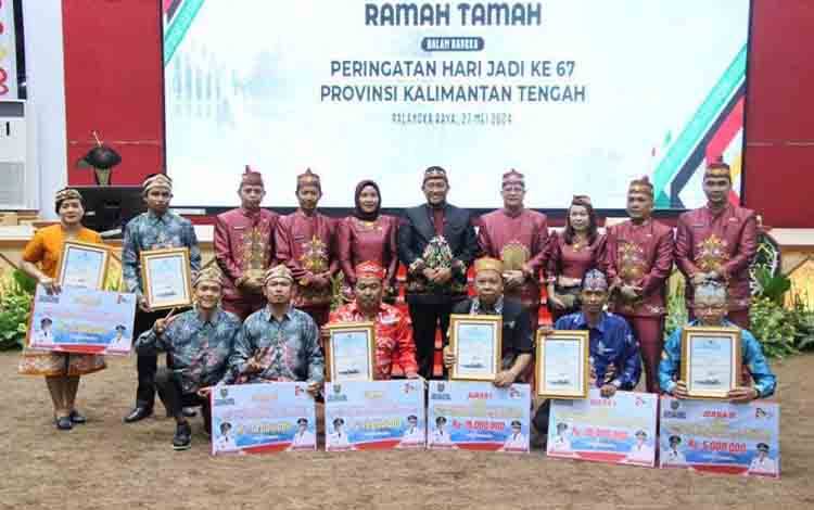 Pemenang Lomba Inovasi TTG berfoto bersama wakil gubernur di Aula Jayang Tingang, baru baru ini. (FOTO: DMPD KALTENG)