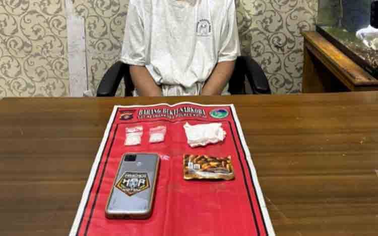 Pelaku pengadar sabu saat diamankan di Mapolres Kotim bersama barang buktinya. (FOTO: IST).
