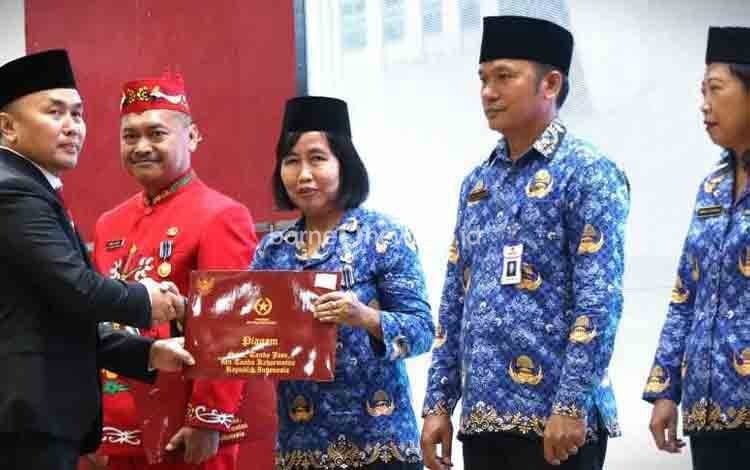 Pemerintah Anugerahi Tanda Kehormatan Satyalancana Karya Satya 185 Pegawai Kalteng  ?
