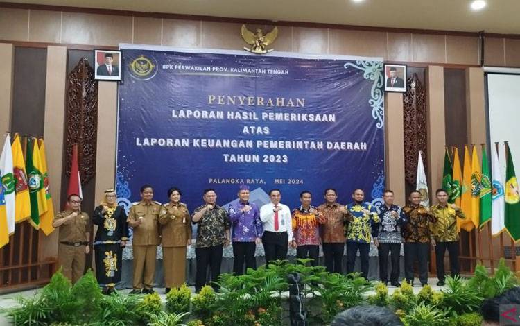 BPK Kalteng serahkan LHP atas laporan keuangan enam pemda di lingkungan Kantor BPK Kalteng di Palangka Raya, Senin (27/6/5/2024). (ANTARA/Rendhik Andika)