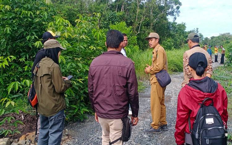 Tim saat lakukan pengecekan lapangan terkait batas desa antara Desa Budi Mufakat dan Kelurahan Murung Keramat. (FOTO: IST)