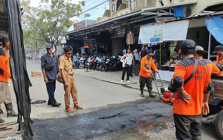 Dinas PUPR PKPP Kapuas Lakukan Pemeliharaan Rutin Jalan