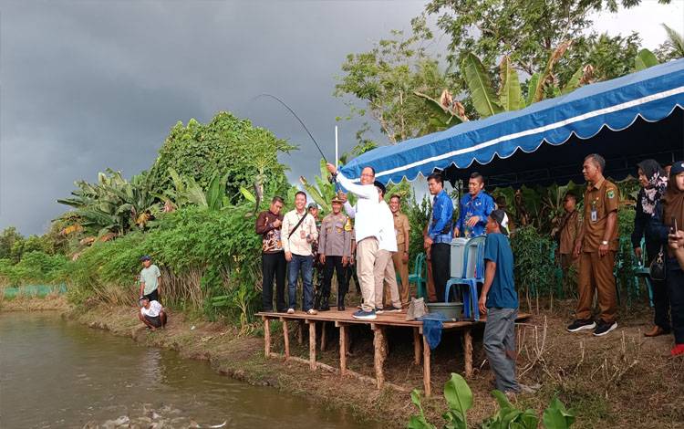 Dirjen PDP Dirjen Kemendes, Sugito saat kunjungi lokasi budidaya perikanan patin dan pengolahan pakan di Desa Basarang, Kecamatan Basarang, (FOTO: IST)
