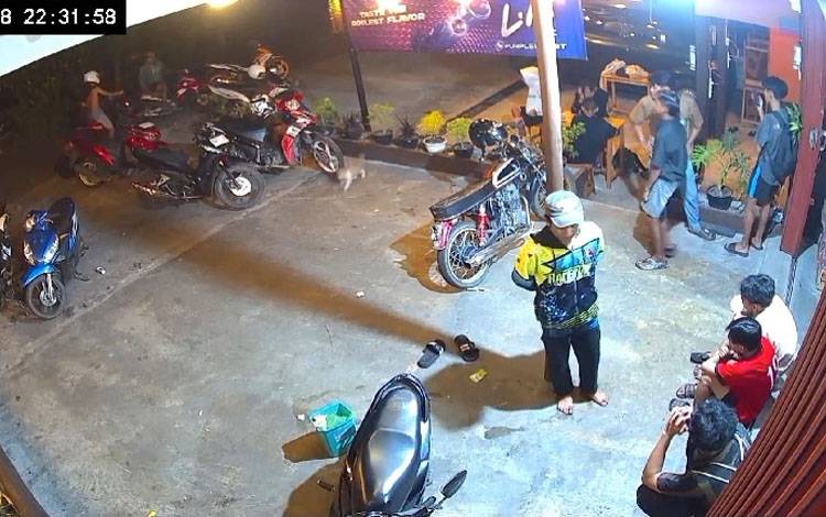 Seorang Remaja Bertopi Ngamuk di Jalan Tilung Palangka Raya