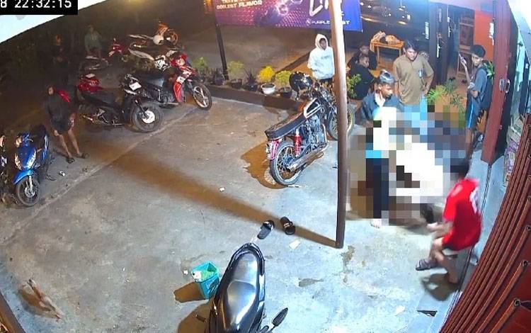 Tangkapan layar CCTV kejadian pemukulan di Jalan Temanggung Tilung I (Foto : PATHUR)