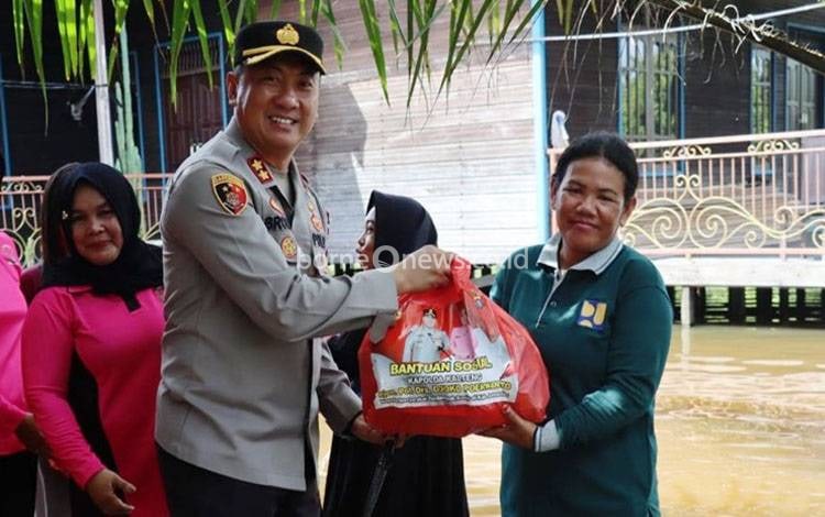 Kapolres Salurkan Bantuan kepada Warga Terdampak Banjir