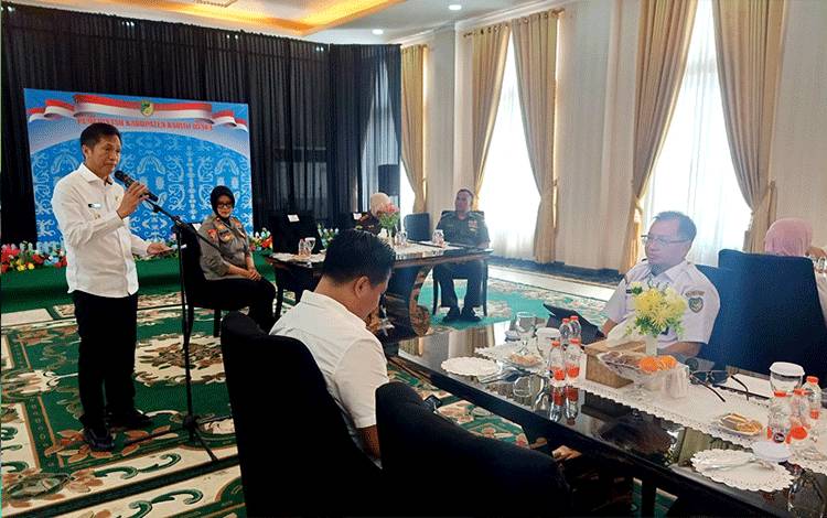 Pemkab Barito Utara melaksanakan acara silaturahmi dan ramah tamah bersama pihak perusahaan yang berinvestasi di wilayah Kabupaten Barito Utara, di rumah jabatan bupati, Rabu 29 Mei 2024. (Foto: Dhani)