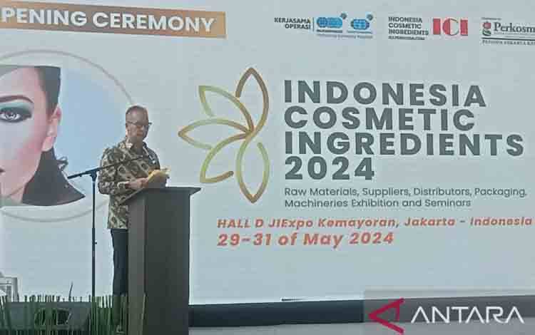 Menteri Perindustrian (Menperin) Agus Gumiwang Kartasasmita saat membacakan sambutan dalam pembukaan ajang Indonesia Cosmetics Ingredients (ICI) Expo 2024 di Jakarta Pusat, Rabu (29/5/2024). (ANTARA/Farhan Arda Nugraha)