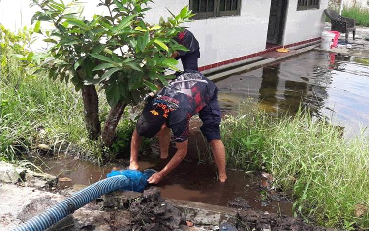 Team Rescue Damkar Diskarmat Palangka Raya Bantu Warga Atasi Banjir Akibat Genangan Air Hujan