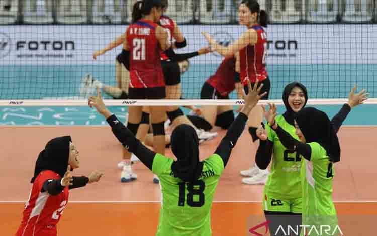 Para pemain tim nasional voli putri Indonesia berselebrasi usai mencatatkan poin saat menghadapi Hong Kong pada pertandingan perebutan peringkat ketujuh AVC Challenge Cup 2024 yang berlangsung di Rizal Memorial Stadium, Filipina, Rabu (29/05/2024). (ANTARA/HO-AVC)