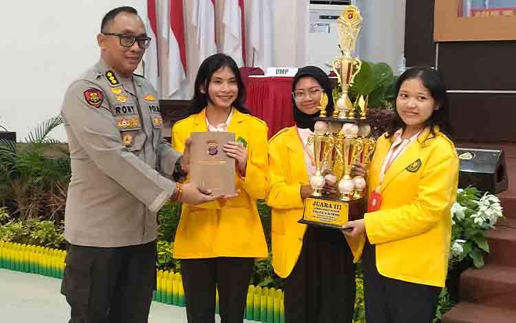 Universitas Muhammadiyah Palangka Raya Juara Lomba Debat Hukum