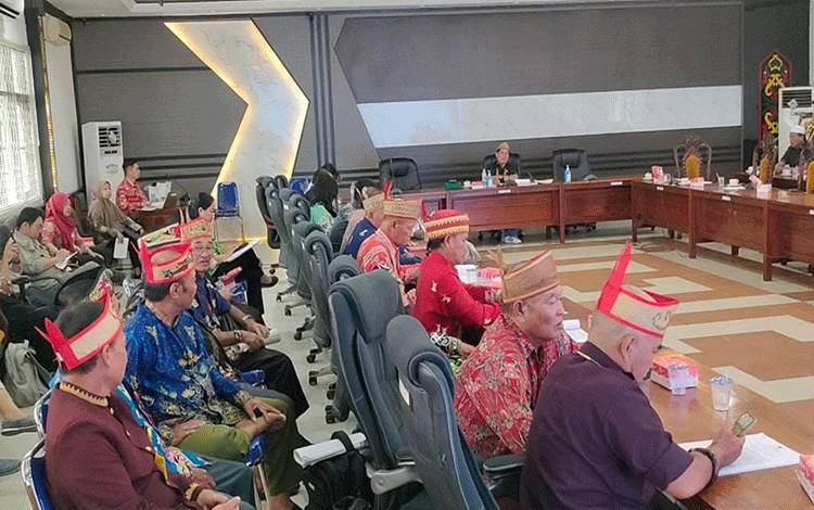 Suasana saat Pansus II DPRD Kapuas gelar rapat kerja membahas Raperda terkait MHA, bertempat di ruang rapat gabungan dewan. (FOTO: IST)