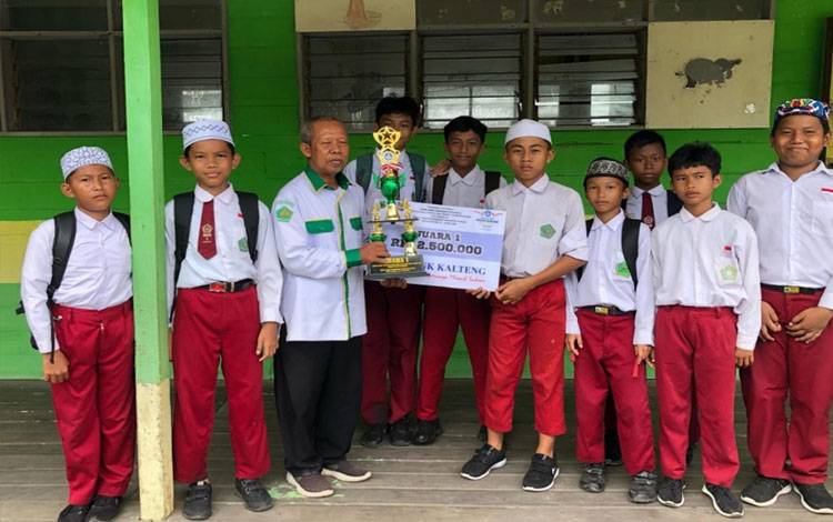 Tim MIN 1 Kapuas Pertahankan Juara Turnamen Mini Soccer Piala Kadisdik