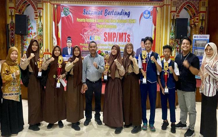 Pelajar MTsN 1 Kapuas Raih Juara Lomba Tari dan Vokal Solo di Ajang FLS2N Tingkat Kabupaten