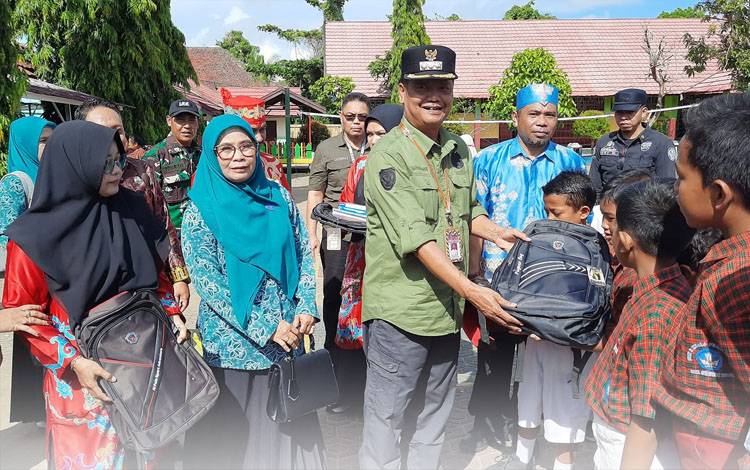 Pj Bupati Seruyan Serahkan Bantuan untuk Siswa Kurang Mampu