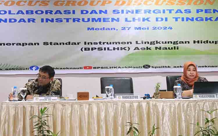 FGD bertajuk Kolaborasi dan Sinergitas Penerapan Standar Instrumen Lingkungan Hidup dan Kehutanan di Tingkat Tapak yang digelar Balai Penerapan Standar Instrumen Lingkungan Hidup dan Kehutanan atau BPSILHK Aek Nauli di Grand Kanaya. (FOTO: Dokumentasi Prof Rahmawaty untuk Borneonews)